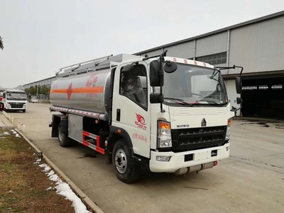 西安重汽豪沃10噸油罐車 10.5方加油車配朝柴10檔變速箱，高效運輸水泥行業新選擇